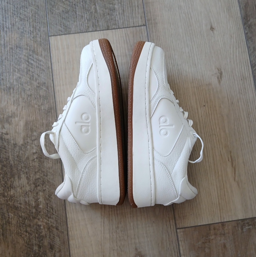 ALO Recovery Mode Sneakers in Natural White/Gum. W (7) M(5.5) - Picture 8 of 11